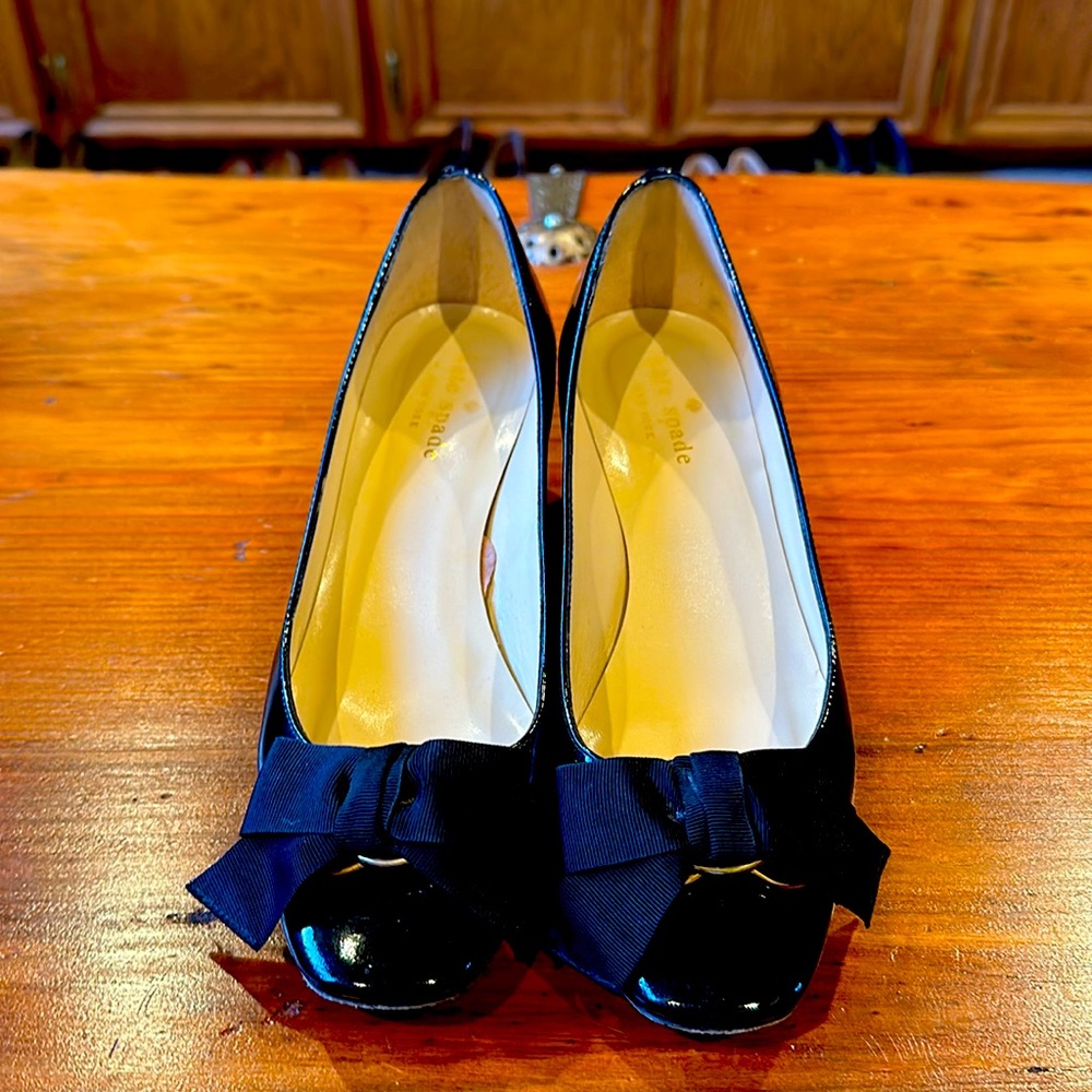 Kate Spade size 6 darling pumps decorated with beautiful bow! Size 6